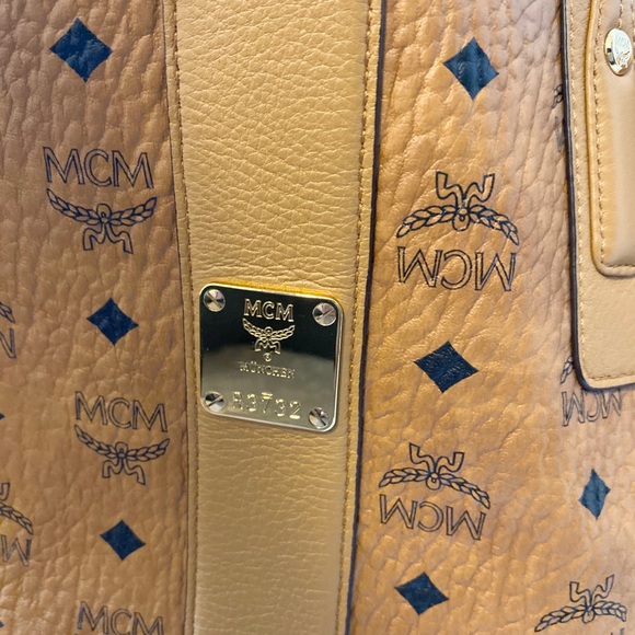 ‼️🔥 MCM Liz Reversible Shopper🔥‼️ - Picture 7 of 8